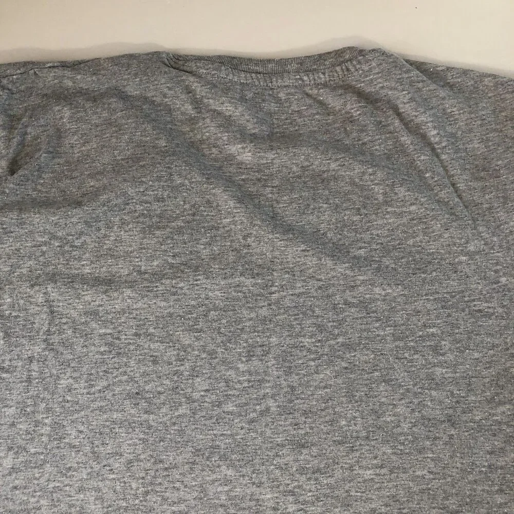 True Religion Mens Heather Gray V-Neck Short Sleeve T-Shirt Red Logo Size Large